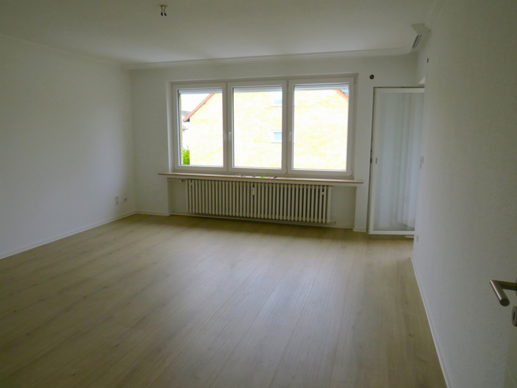 renovierte 3-Zi-Wohnung im 1. OG mit Balkon und Garage in Letter - Photo 2