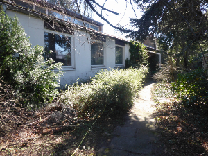 Sanierungsbedürftiger Bungalow mit großem Grundstück 
in ruhiger Lage in Kirchrode