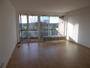 Letter, Porschestraße
3 - Zimmerwohnung mit Balkon und 2 Bädern im
2. Obergeschoß mit herrlichem Blick auf die Leinemasch