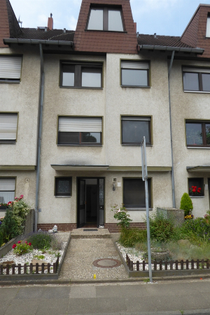 Großes Reihenmittelhaus mit Garage
zentral gelegen in Seelze