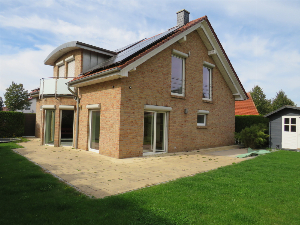 ruhig gelegenes modernes Niedrigenergiehaus 
mit Photovoltaik, Solarthermie und Smart Home