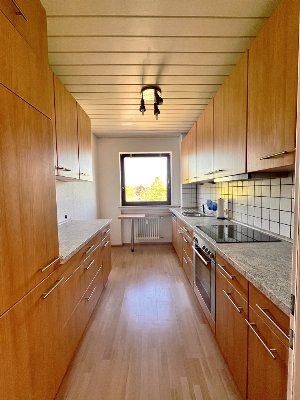 Lichtdurchflutete und großzügige 3 Zimmer- ETW 
mit Einbauküche und Südbalkon
in Berenbostel/Lange Straße