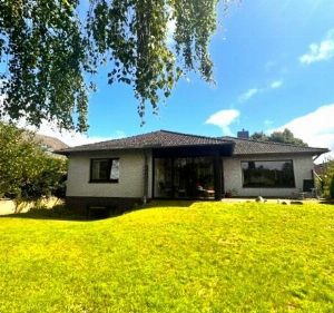 Wohnen auf einer Ebene
Winkelbungalow mit Vollkeller und Carport
in idyllischer Lage von Alt-Garbsen