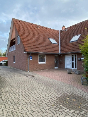 Attraktives Renditeobjekt:
Gepflegtes Dreifamilienhaus mit Praxis und 2 Wohnungen, voll vermietet und zentral gelegen