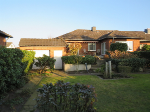 Sehr gepflegte Doppelhaushälfte im Bungalowstil mit Hausgarage,
Garage und schönem Garten
in Osterwald O.E.