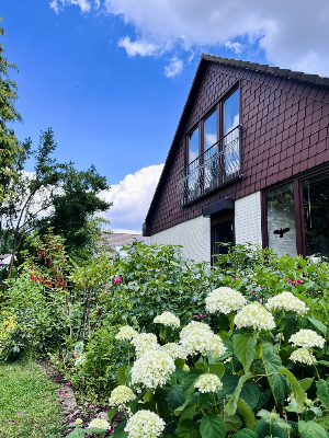 Einfamilienhaus mit Einliegerwohnung in gehobener Ausstattung 
mit Garage und Carport in Garbsen-Mitte