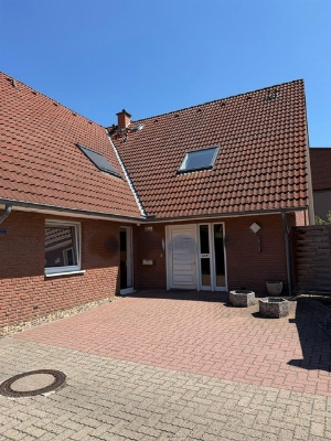 Mehrfamilienhaus mit Gewerbeeinheit
Praxis und 2 Wohnungen
voll vermietet und zentral gelegen